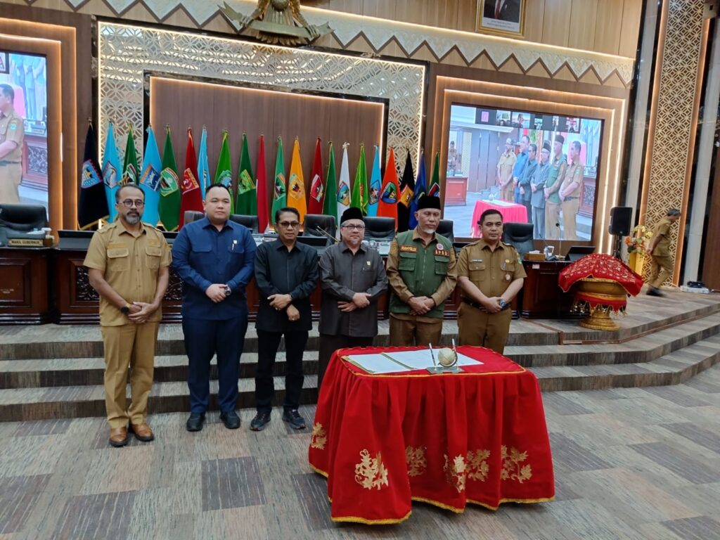 dprd-sumbar-sahkan-perda-kemudahan-berusaha-dan-fasilitasi-pesantren