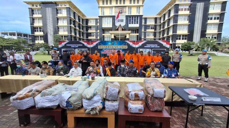polda-sumbar-sita-dan-musnahkan-121-kg-ganja