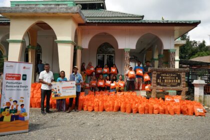 danamon-salurkan-bantuan-korban-bencana-sumatra-via-dompet-dhuafa