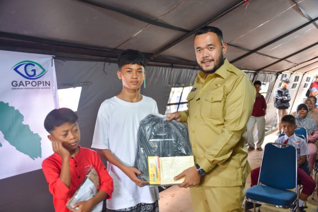 wali-kota-padang-serahkan-bantuan-untuk-pelajar-terdampak-banjir