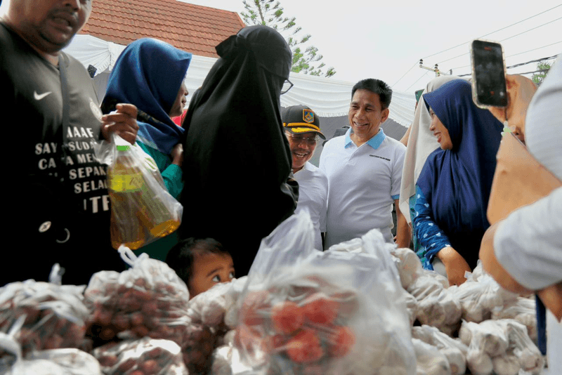 Wakil Menteri Dalam Negeri (Wamendagri) Akhmad Wiyagus membuka Gerakan Pangan Murah di pelataran Pantai Senggigi, Kabupaten Lombok Barat, Nusa Tenggara Barat (NTB), Selasa (19/5/2026).