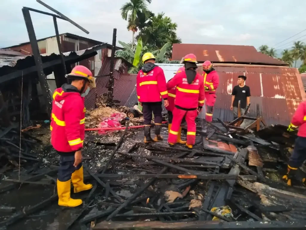 kebakaran-gudang-di-permukiman-padat-padang,-60-personel-damkar-dikerahkan