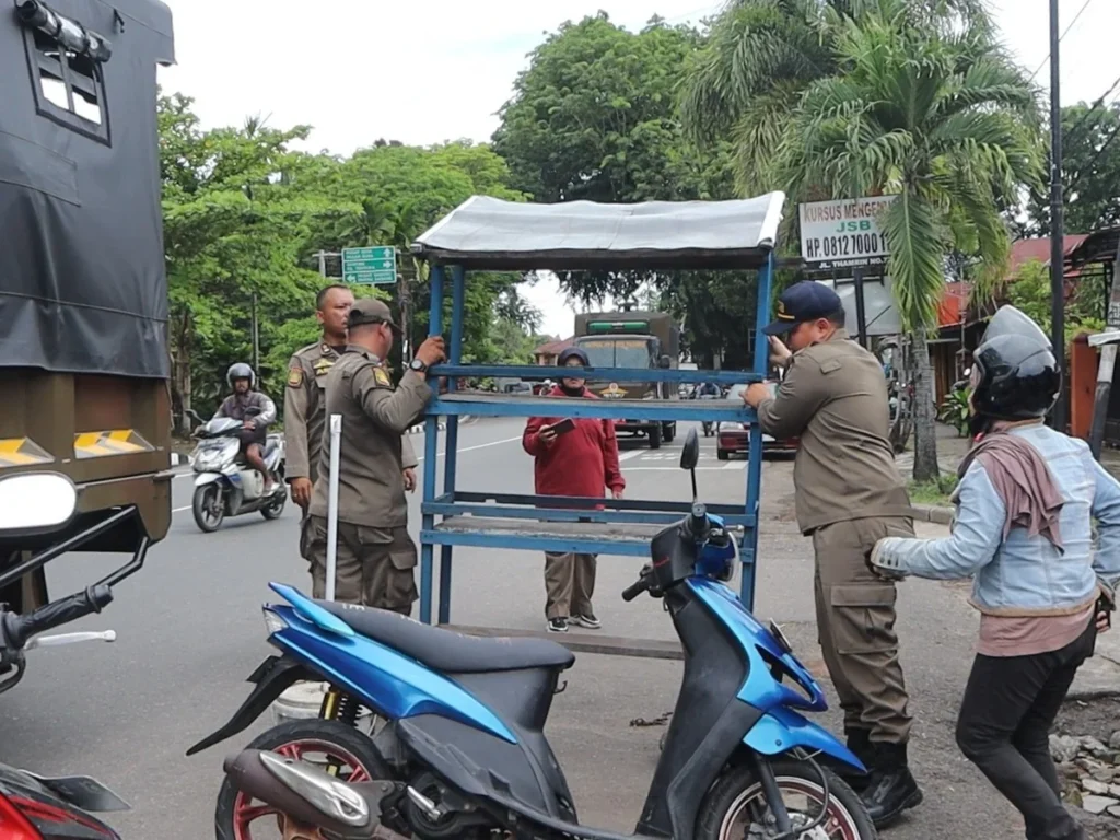 satpol-pp-padang-bongkar-lapak-pkl-di-sejumlah-titik