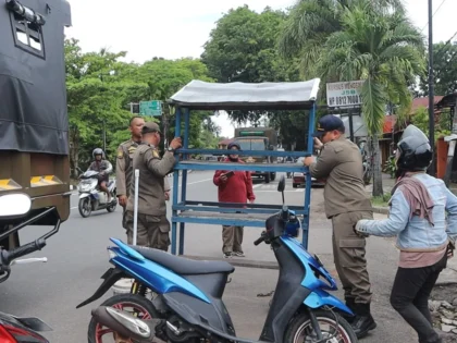 satpol-pp-padang-bongkar-lapak-pkl-di-sejumlah-titik