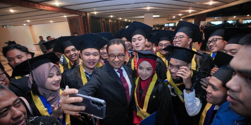 anies-pidato-di-prosesi-wisuda-ugm,-warganet:-keterlaluan-mulyono-nggak-diundang