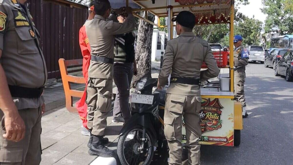 tertibkan-fasilitas-umum,-satpol-pp-padang-sisir-sejumlah-ruas-jalan
