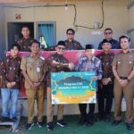 telkomsel-serahkan-sapi-kurban-untuk-warga-huntara-pauh-kota-padang