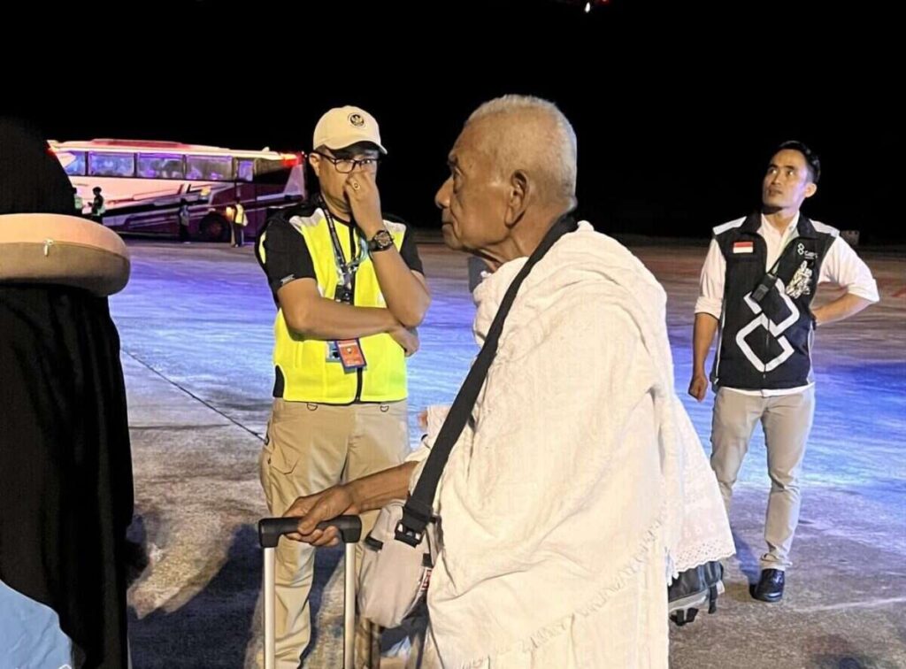 Jemaah haji Kloter 12 Embarkasi Padang resmi menjadi rombongan perdana gelombang II yang diterbangkan menuju Jeddah, Arab Saudi, Kamis (7/5/2026) dini hari.