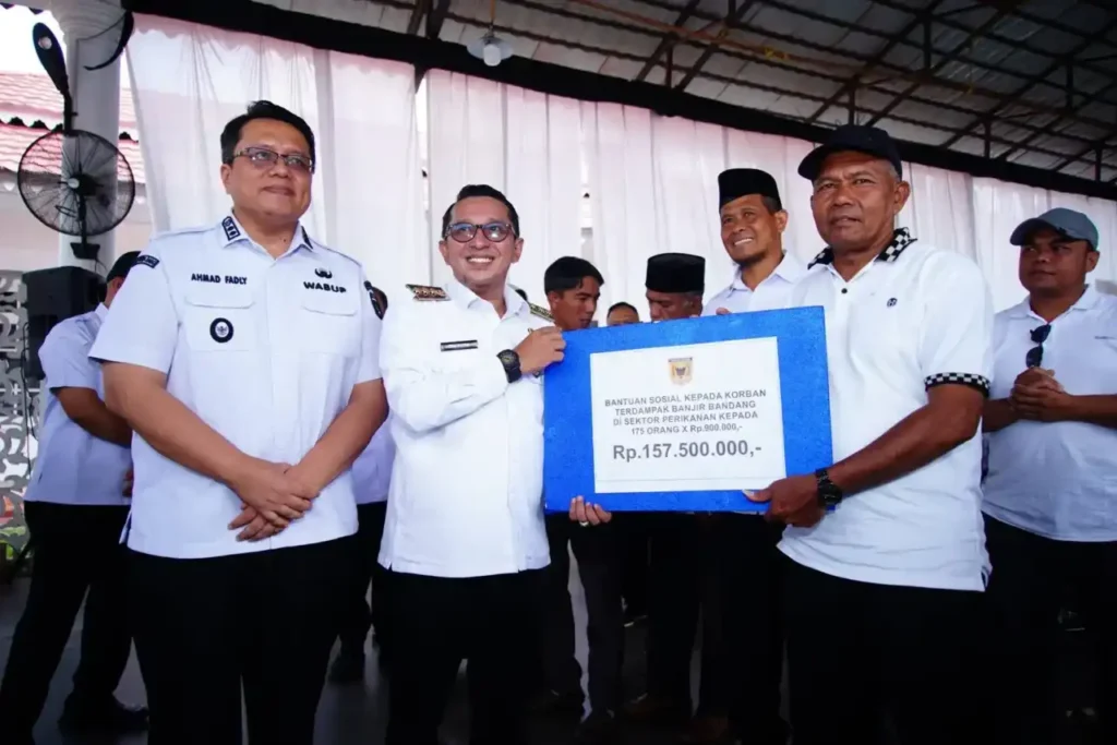 pemkab-tanah-datar-salurkan-bantuan-dana-bagi-korban-bencana-2025