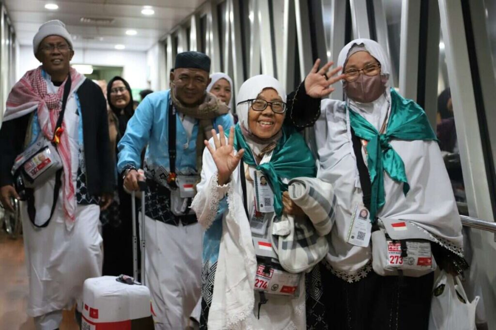 kloter-pertama-jemaah-haji-tiba-di-bandara-minangkabau