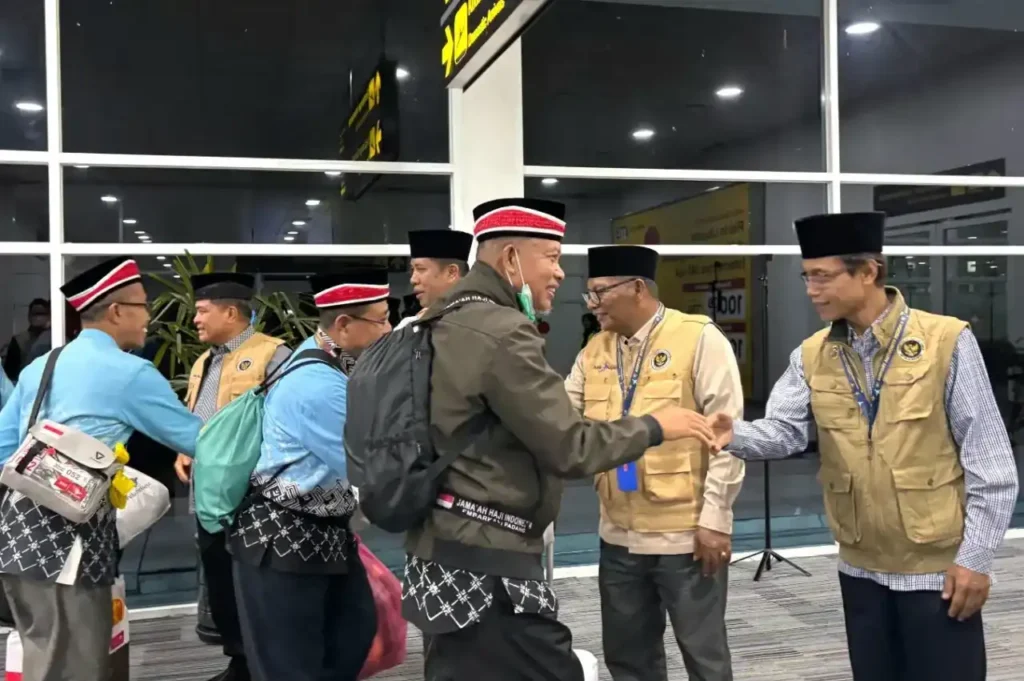 diiringi-hujan-deras,-jemaah-haji-kloter-6-debarkasi-padang-tiba-dini-hari