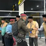 diiringi-hujan-deras,-jemaah-haji-kloter-6-debarkasi-padang-tiba-dini-hari