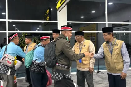 diiringi-hujan-deras,-jemaah-haji-kloter-6-debarkasi-padang-tiba-dini-hari
