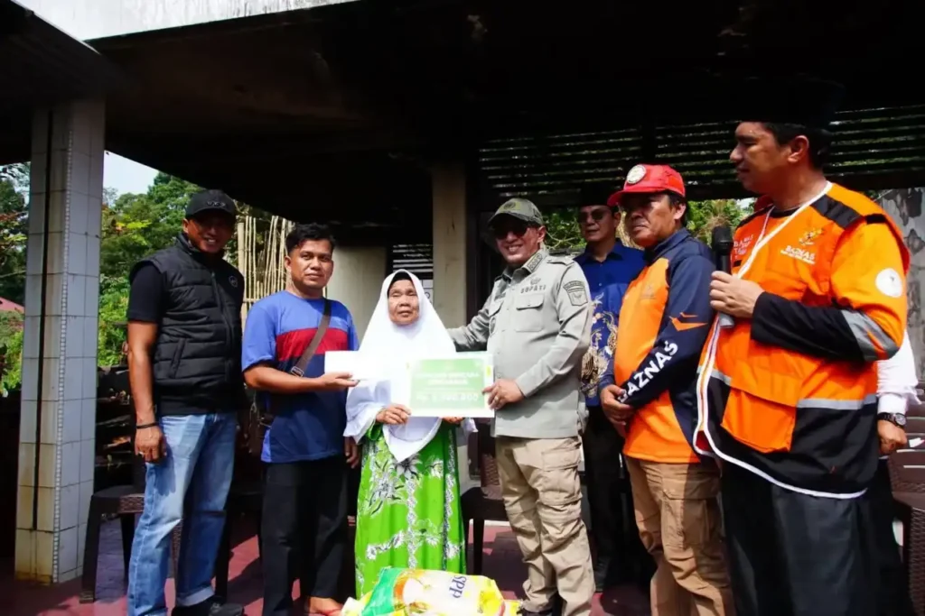 bupati-tanah-datar-serahkan-bantuan-baznas-untuk-korban-kebakaran