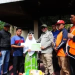 bupati-tanah-datar-serahkan-bantuan-baznas-untuk-korban-kebakaran