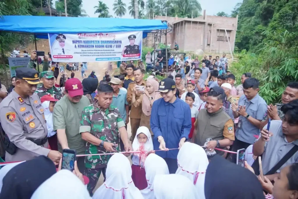 bupati-dharmasraya-dan-tni-resmikan-jembatan-aramco-lubuk-karak