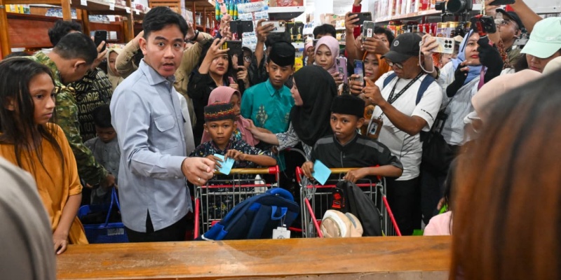 gibran-ajak-anak-panti-asuhan-belanja-kebutuhan-sekolah-di-sela-kunker