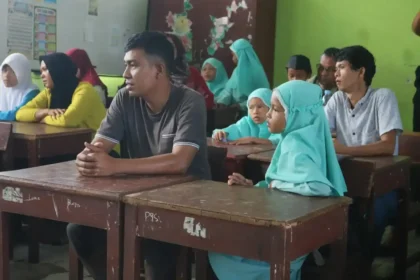 perkuat-peran-ayah,-sdn-04-terandam-wajibkan-wali-murid-ambil-rapor