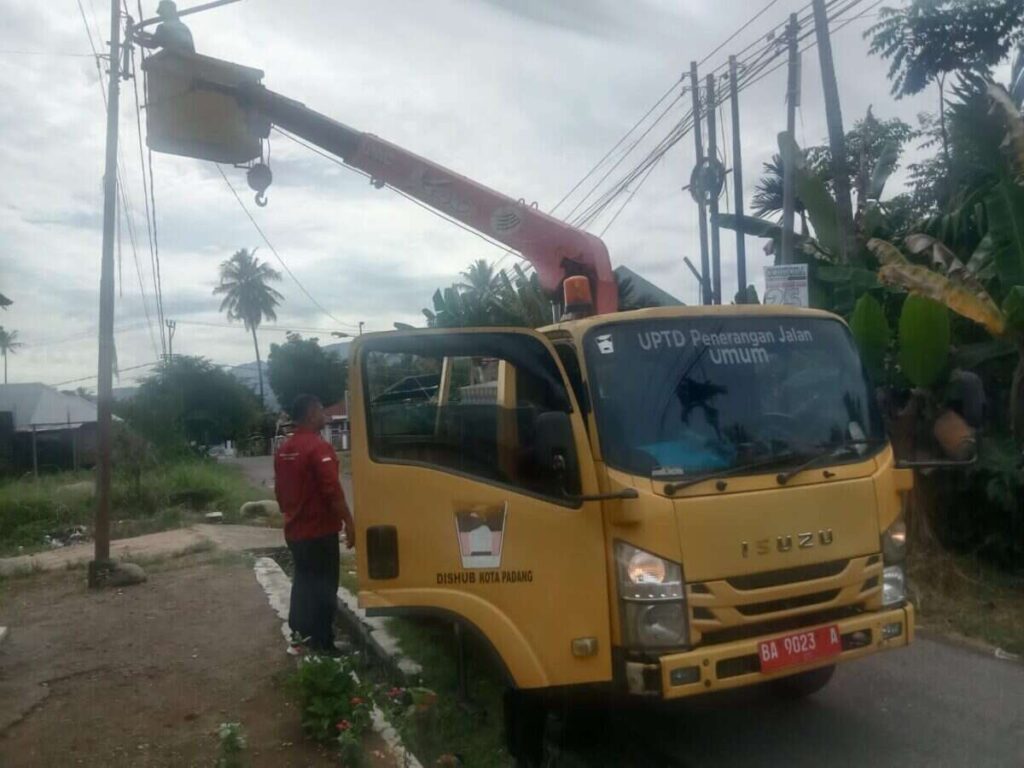 kelurahan-koto-lalang-pasang-lampu-jalan,-dukung-program-smart-surau