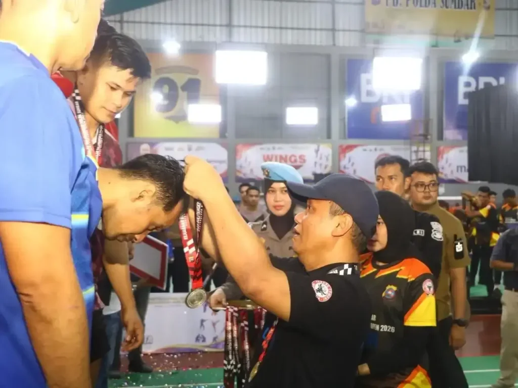 kapolda-sumbar-resmi-tutup-kejuaraan-bulu-tangkis-kapolda-cup-2026