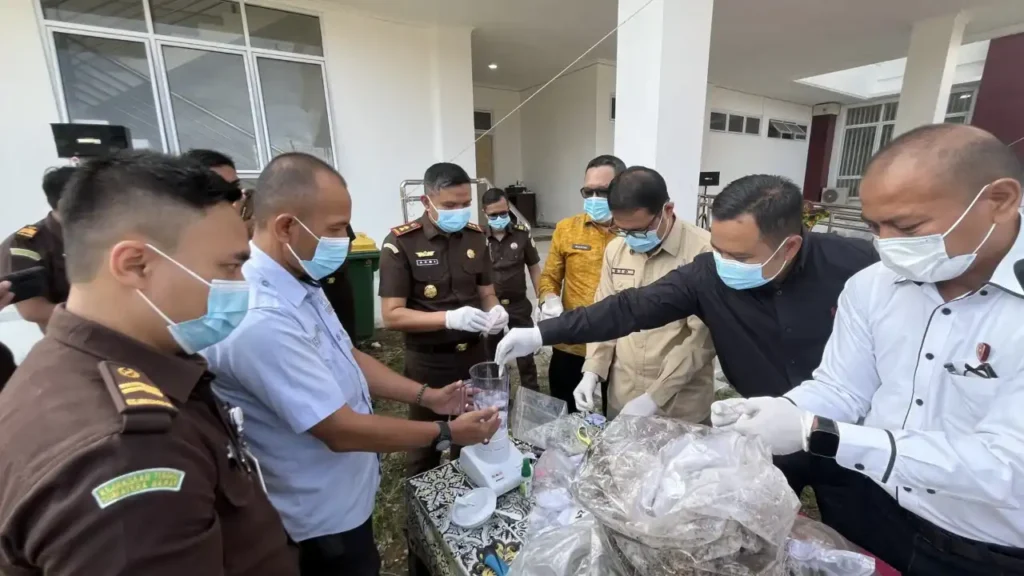 kejaksaan-negeri-payakumbuh-musnahkan-barang-bukti-dari-puluhan-perkara-yang-telah-inkrah