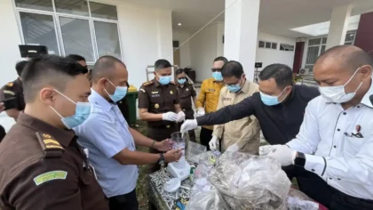 kejaksaan-negeri-payakumbuh-musnahkan-barang-bukti-dari-puluhan-perkara-yang-telah-inkrah