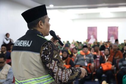 Di Sumatera Barat, sebanyak 393 jemaah umrah diberangkatkan menuju Madinah melalui Bandara Internasional Minangkabau (BIM), Selasa (16/6/2026) dini hari dengan maskapai Garuda Indonesia. Mereka menjadi rombongan umrah perdana yang berangkat dari Padang.