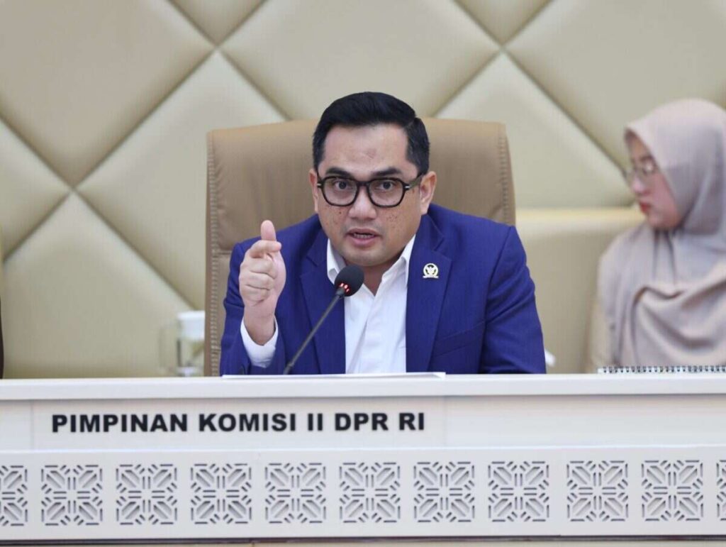 Ketua Komisi II DPR RI Rifqinizamy Karsayuda, saat memimpin Rapat Dengar Pendapat (RDP) Komisi II DPR RI bersama Ketua KPU dan Ketua Bawaslu dengan agenda pembahasan Rencana Kerja dan Anggaran Kementerian/Lembaga serta Rencana Kerja Pemerintah Tahun 2027 yang digelar di Ruang Rapat Komisi II, Gedung Nusantara DPR RI, Senayan, Jakarta, Senin (15/6/2026). Foto: Septamares/Karisma