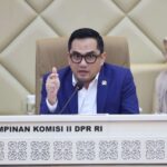 Ketua Komisi II DPR RI Rifqinizamy Karsayuda, saat memimpin Rapat Dengar Pendapat (RDP) Komisi II DPR RI bersama Ketua KPU dan Ketua Bawaslu dengan agenda pembahasan Rencana Kerja dan Anggaran Kementerian/Lembaga serta Rencana Kerja Pemerintah Tahun 2027 yang digelar di Ruang Rapat Komisi II, Gedung Nusantara DPR RI, Senayan, Jakarta, Senin (15/6/2026). Foto: Septamares/Karisma