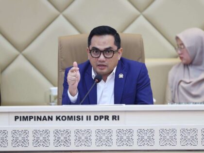 Ketua Komisi II DPR RI Rifqinizamy Karsayuda, saat memimpin Rapat Dengar Pendapat (RDP) Komisi II DPR RI bersama Ketua KPU dan Ketua Bawaslu dengan agenda pembahasan Rencana Kerja dan Anggaran Kementerian/Lembaga serta Rencana Kerja Pemerintah Tahun 2027 yang digelar di Ruang Rapat Komisi II, Gedung Nusantara DPR RI, Senayan, Jakarta, Senin (15/6/2026). Foto: Septamares/Karisma