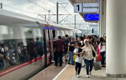 Ilustrasi - Tingginya arus balik usai long weekend membuat KCIC menambah enam perjalanan Whoosh. Mayoritas penumpang tercatat melakukan perjalanan dari Bandung menuju Jakarta. Artikel ini adalah bagian dari Mitra Promedia Group dan sudah tayang dengan judul "Arus Balik Padat, Whoosh Tambah Perjalanan dari Tegalluar dan Padalarang ke Halim" Baca selengkapnya di: https://www.kabarbumn.id/trending/117405930/arus-balik-padat-whoosh-tambah-perjalanan-dari-tegalluar-dan-padalarang-ke-halim?page=2