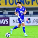 Bek tim nasional Irak Frans Putros saat mengenakan seragam Persib Bandung di lapangan hijau.