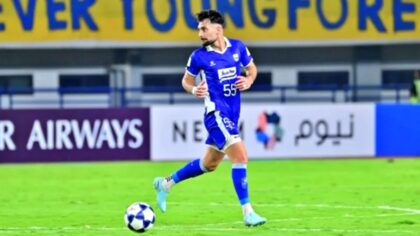 Bek tim nasional Irak Frans Putros saat mengenakan seragam Persib Bandung di lapangan hijau.