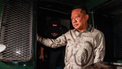 Anggota Komisi III DPR RI saat memberikan keterangan terkait kasus dugaan korupsi yang menyeret Febrie Adriansyah