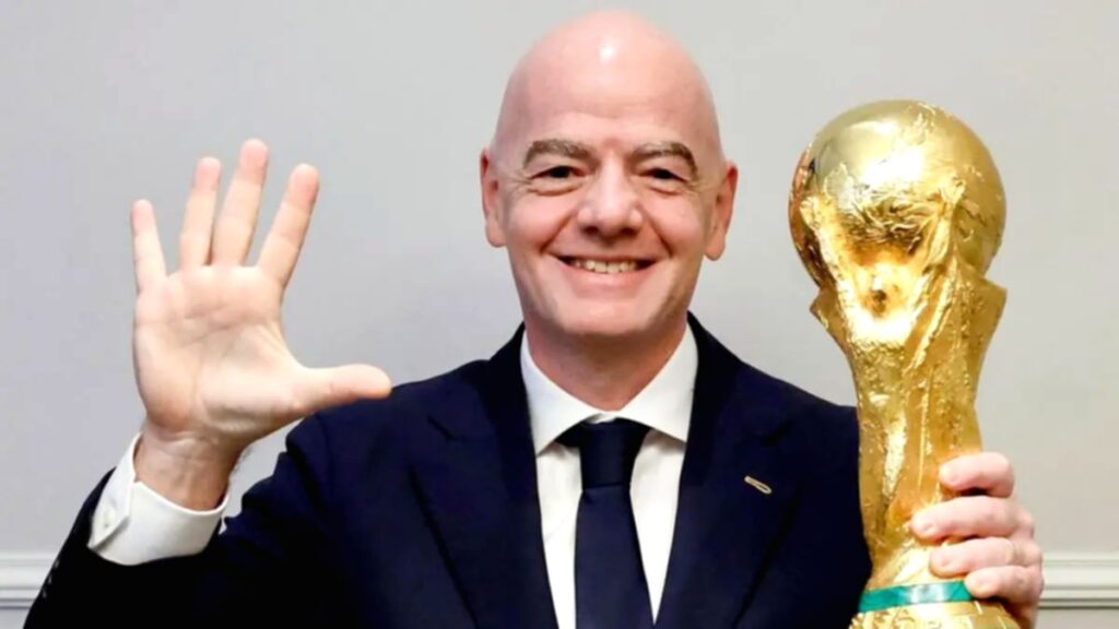 Logo FIFA dan bendera Inggris di samping lambang Asosiasi Sepak Bola Inggris (FA)