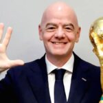 Logo FIFA dan bendera Inggris di samping lambang Asosiasi Sepak Bola Inggris (FA)