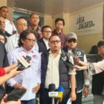 Hotman Paris Hutapea saat memberikan keterangan kepada awak media di sebuah lokasi