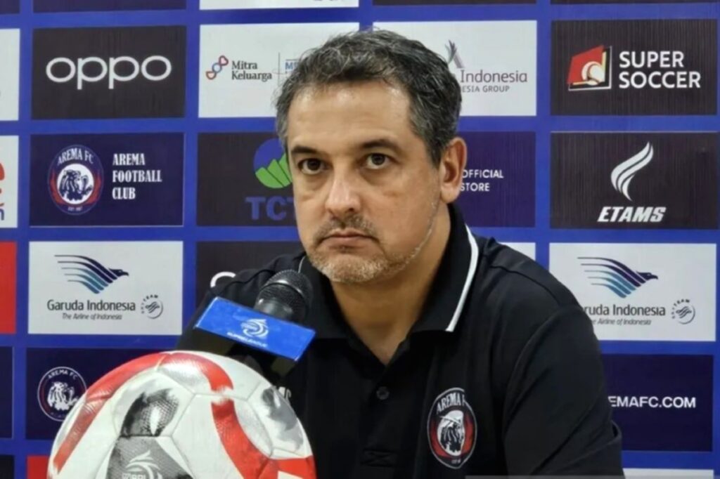 Pelatih Arema FC Marcos Santos memberikan arahan kepada pemain di pinggir lapangan Stadion Si Jalak Harupat