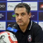 Pelatih Arema FC Marcos Santos memberikan arahan kepada pemain di pinggir lapangan Stadion Si Jalak Harupat