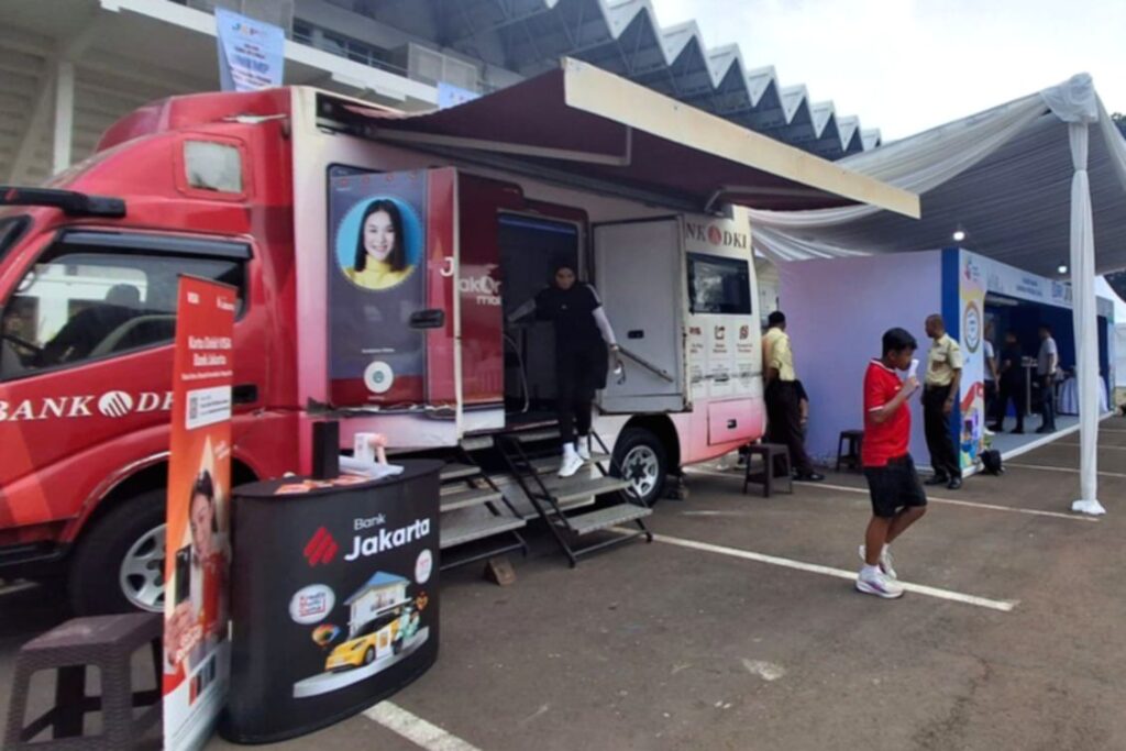 Nasabah sedang menggunakan layanan mobil ATM keliling Bank Jakarta di area Jakarta Kreatif Festival, Istora Senayan.