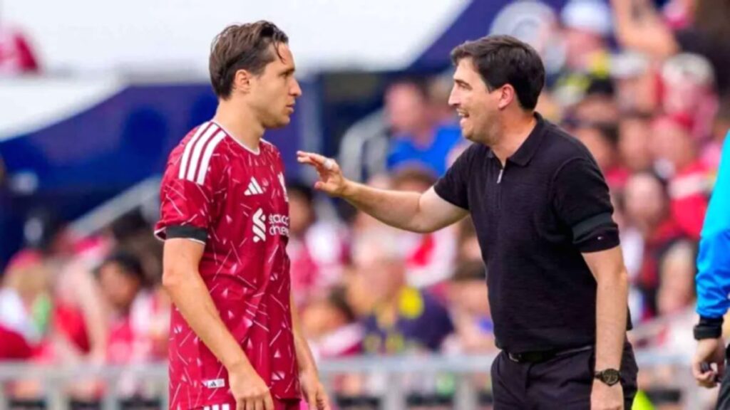 Federico Chiesa saat mengenakan jersey Liverpool di Stadion Anfield
