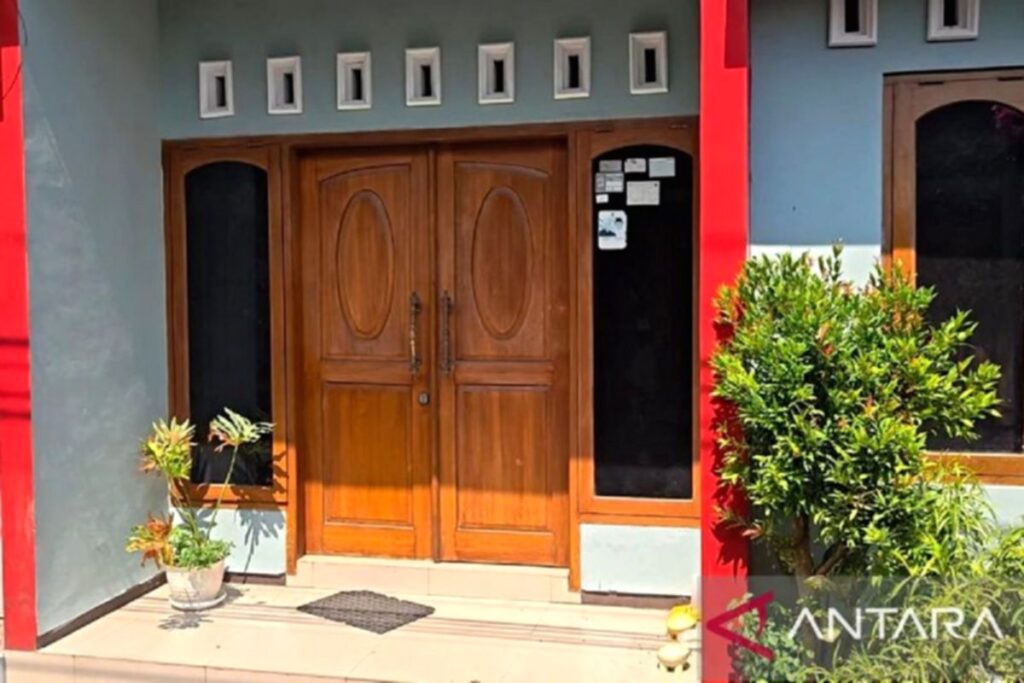 Penyidik KPK membawa dua koper hitam keluar dari rumah di kawasan Laweyan, Solo.