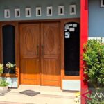 Penyidik KPK membawa dua koper hitam keluar dari rumah di kawasan Laweyan, Solo.