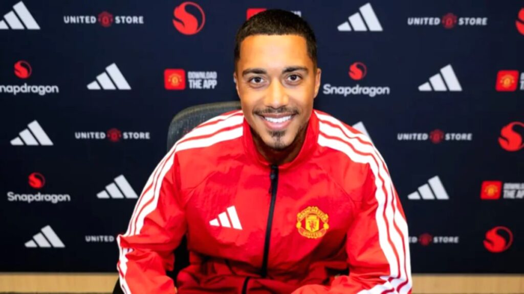 Youri Tielemans saat diperkenalkan sebagai pemain baru Manchester United di Old Trafford.