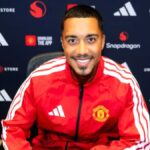 Youri Tielemans saat diperkenalkan sebagai pemain baru Manchester United di Old Trafford.