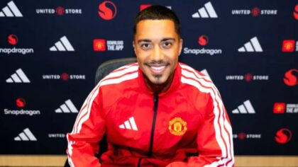 Youri Tielemans saat diperkenalkan sebagai pemain baru Manchester United di Old Trafford.