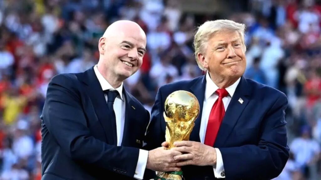 Presiden FIFA Gianni Infantino saat memberikan keterangan pers dalam sebuah acara olahraga internasional.