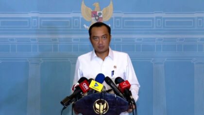 Menteri Sekretaris Negara Prasetyo Hadi memberikan keterangan pers di Kompleks Parlemen, Jakarta.