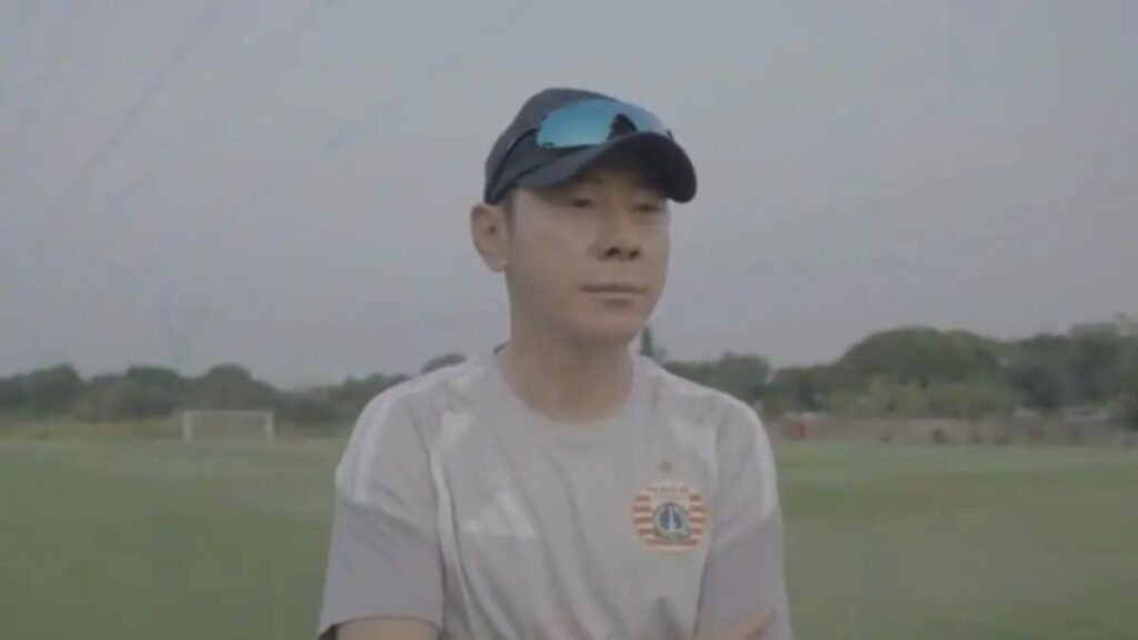 Para pemain Persija Jakarta mengikuti sesi latihan perdana di Training Ground Bojongsari di bawah arahan Shin Tae-yong.