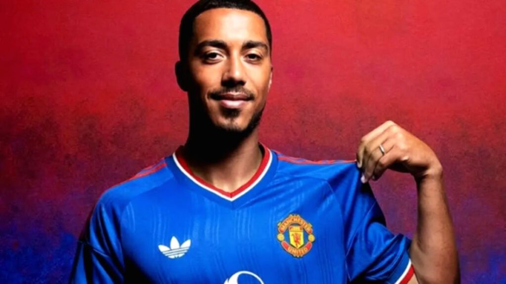 Jersey tandang Manchester United musim 2026/2027 berwarna biru dengan desain retro era 1980-an.